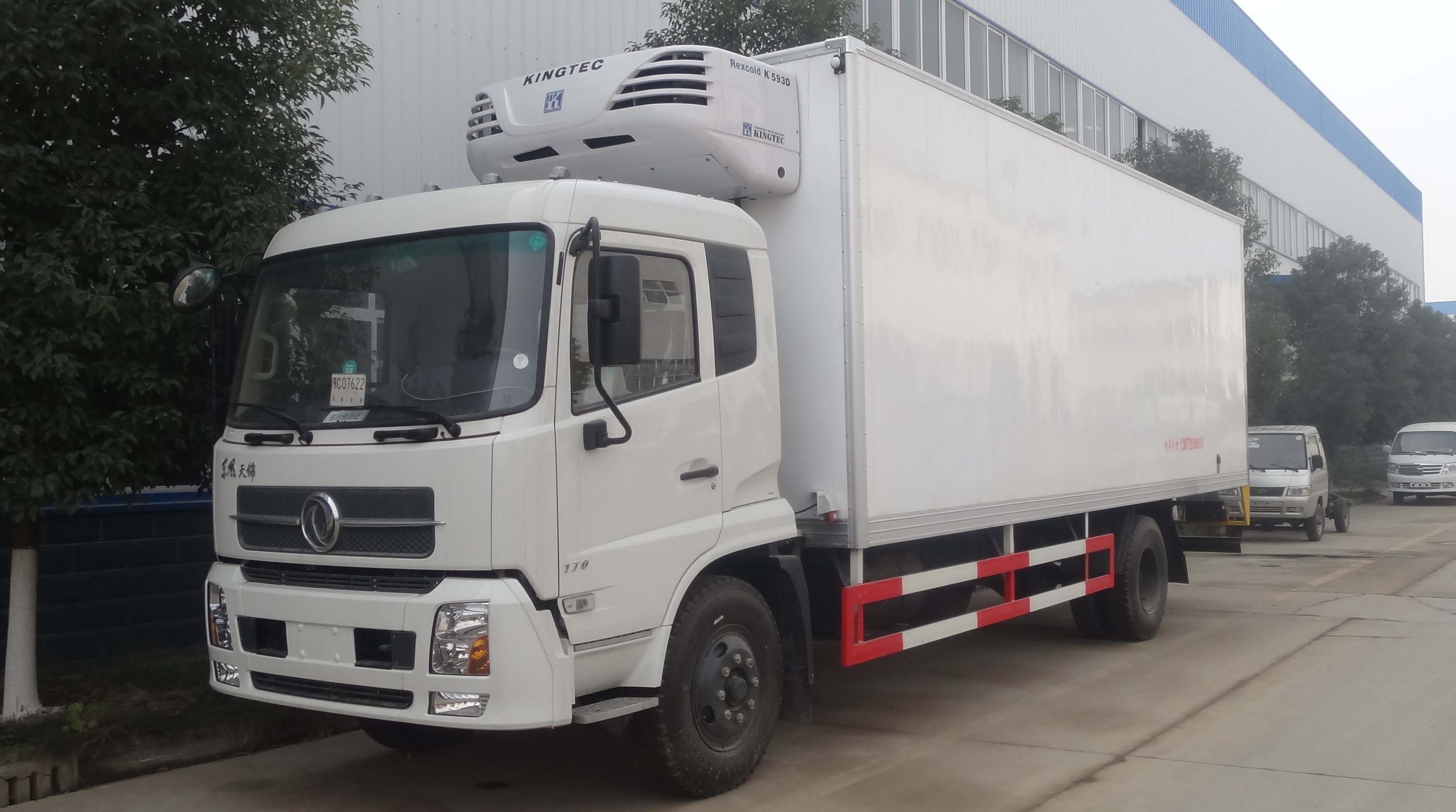 平泉县小型冷藏车及4.2米冷藏车随车吊的应用与选择指南